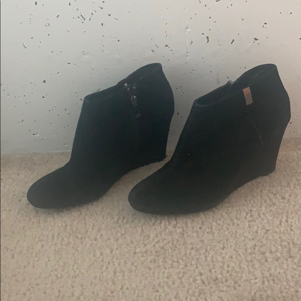 Super cute suede black booties